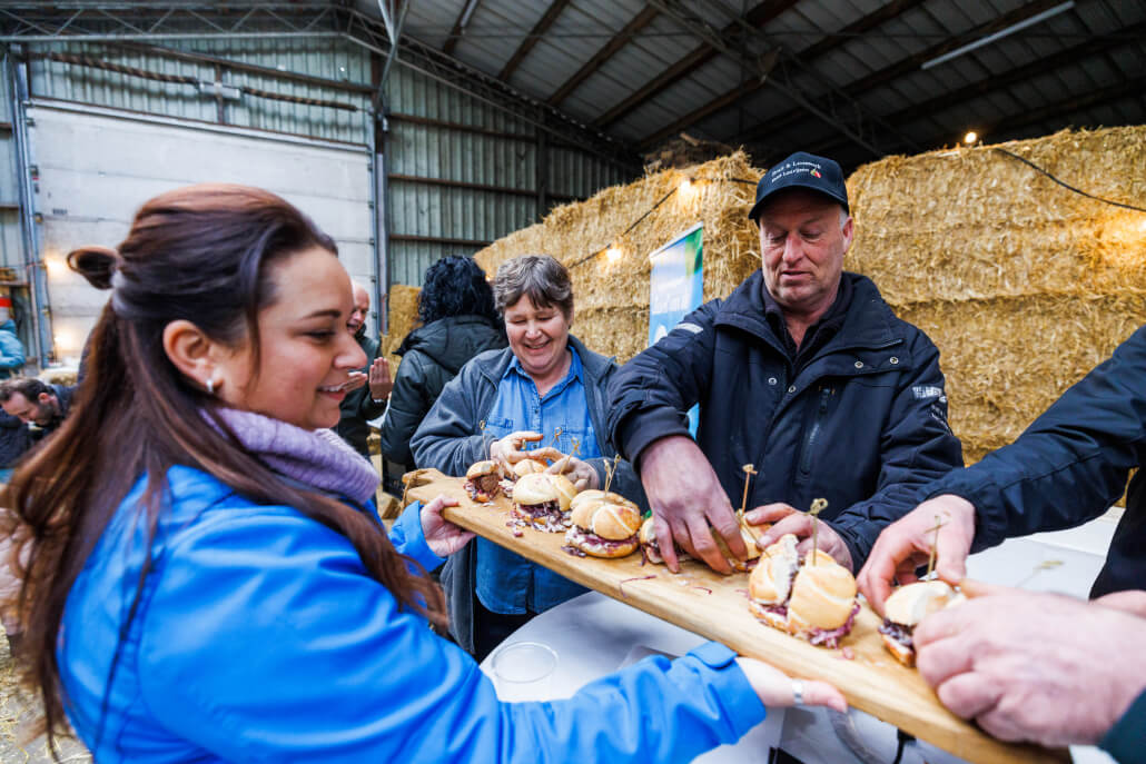Hamburgers proeven bij Boerderijwinkel Van den Kieboom
