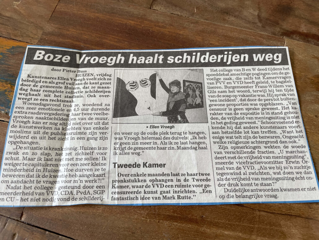 Kunstenares Ellen Vroegh haalt als gevolg van de blote kunst-rel in Huizen haar hele collectie weg