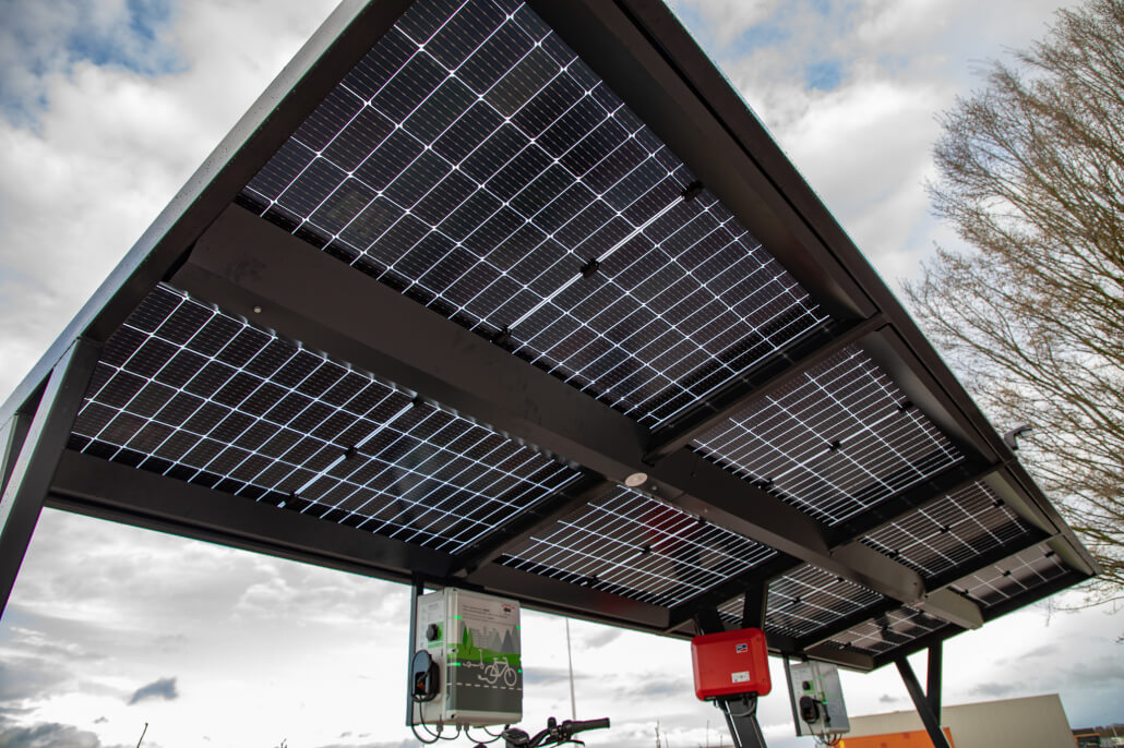 Het dak van de Hive 'n Drive bestaat volledig uit zonnepanelen.