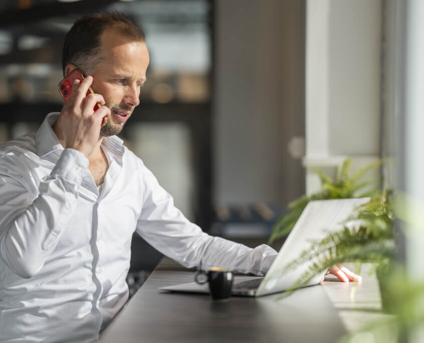 Portret van eigenaar Bureau Busskruit: Pieter Busskruit bellend.